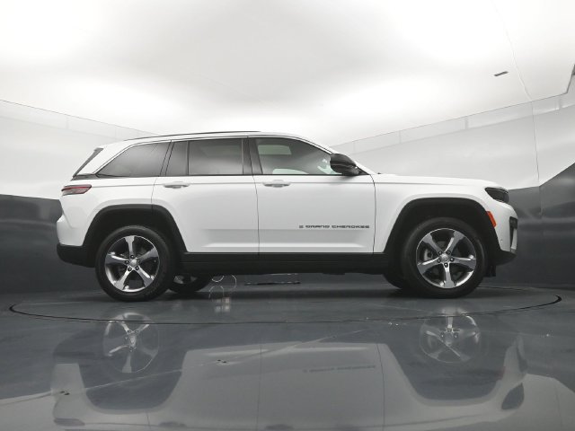New 2026 Jeep Grand Cherokee Limited w/ Luxury Tech Group II AWD/4WD image 24