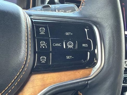 Used 2023 Jeep Grand Wagoneer Series III AWD/4WD image 28