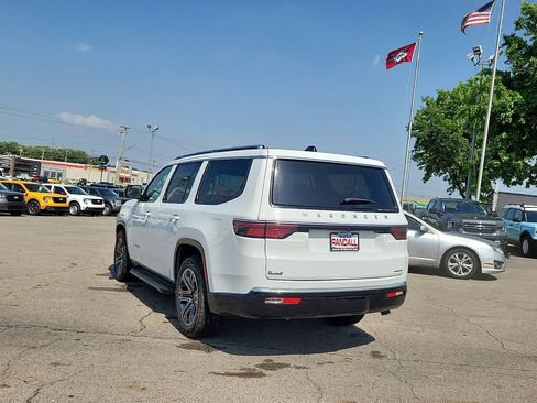 Used 2024 Jeep Wagoneer Series II w/ Flexible Seating Group RWD image 4