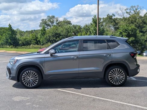 Used 2025 Volkswagen Taos SE w/ Panoramic Sunroof Package FWD image 6
