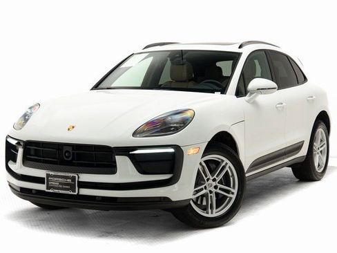 Certified 2025 Porsche Macan image 1