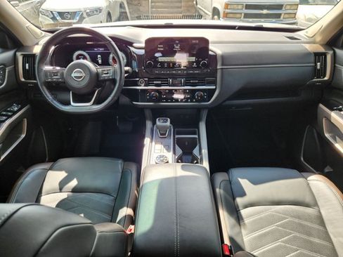 Certified 2024 Nissan Pathfinder Platinum w/ Black Appearance Package AWD/4WD image 8