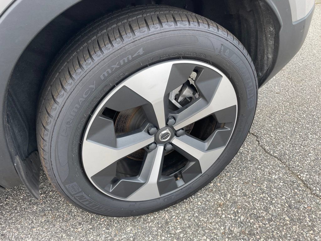 Used 2025 Volvo XC40 B5 Plus AWD/4WD image 10