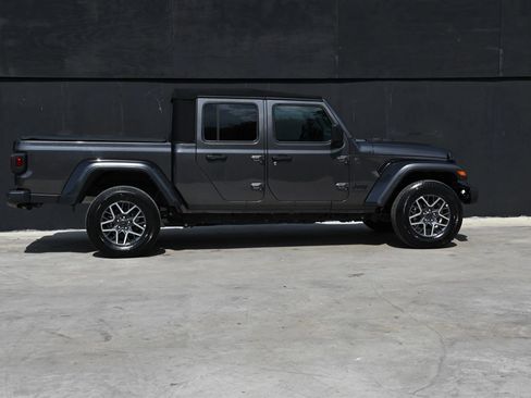 Used 2024 Jeep Gladiator Sport AWD/4WD image 8