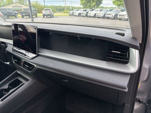 Used 2025 Volkswagen Tiguan SE AWD/4WD image 32