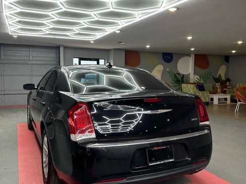 Used 2016 Chrysler 300 Limited image 4