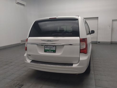 Used 2016 Chrysler Town & Country Touring FWD image 7