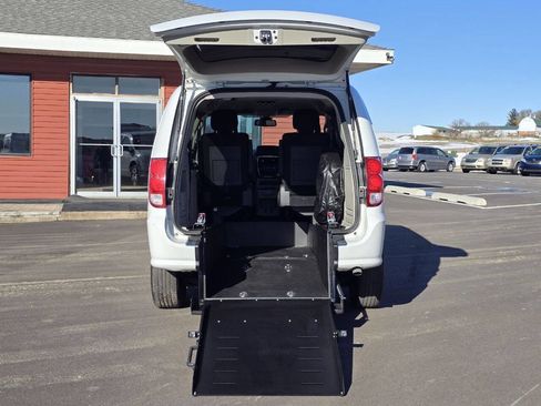 Used 2018 Dodge Grand Caravan SE w/ UConnect Hands-Free Group image 2