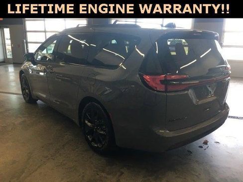 Certified 2025 Chrysler Pacifica Limited image 6