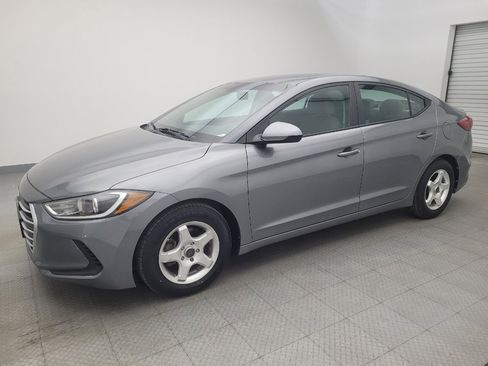 Used 2017 Hyundai Elantra SE image 2