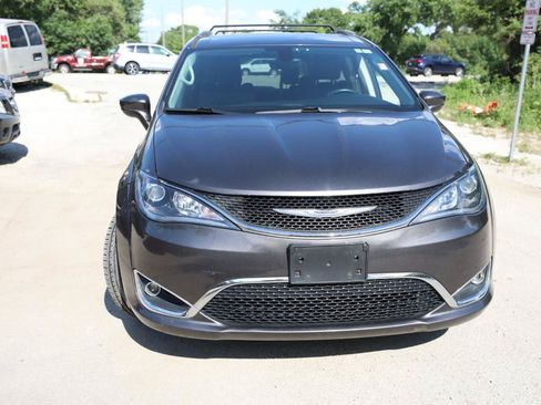 Used 2018 Chrysler Pacifica Touring-L Plus w/ Tire & Wheel Group FWD image 3
