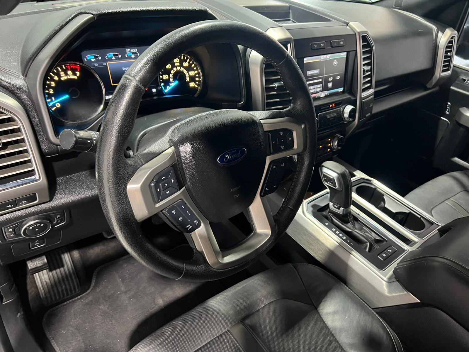 Used 2015 Ford F150 Platinum w/ Equipment Group 701A Luxury AWD/4WD image 18