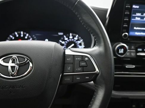 Used 2021 Toyota Highlander XLE AWD/4WD image 18