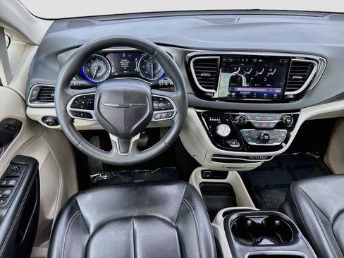 Used 2023 Chrysler Pacifica Touring-L FWD image 21