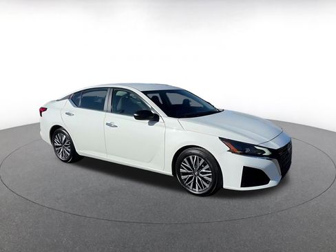 Used 2025 Nissan Altima 2.5 SV image 2