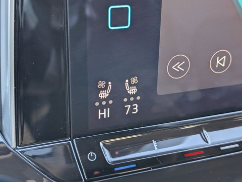 Used 2025 Volkswagen Atlas SE image 16