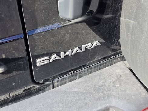 Used 2025 Jeep Wrangler Unlimited Sahara AWD/4WD image 5