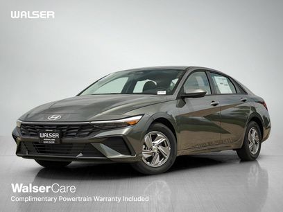 New 2025 Hyundai Elantra SE