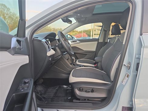 Used 2025 Volkswagen Taos SE w/ Panoramic Sunroof Package image 12