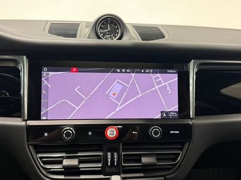 Certified 2026 Porsche Macan AWD/4WD image 17