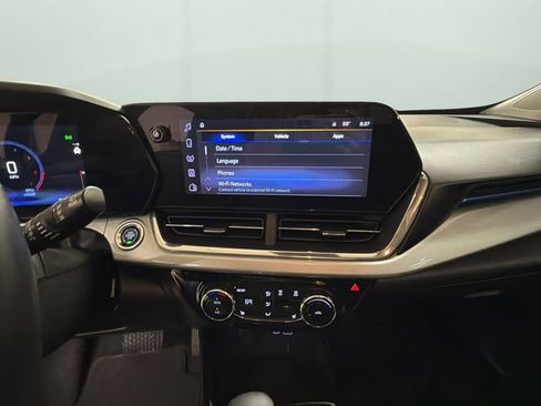 Used 2025 Chevrolet Trax LT w/ LT Convenience Package FWD image 11