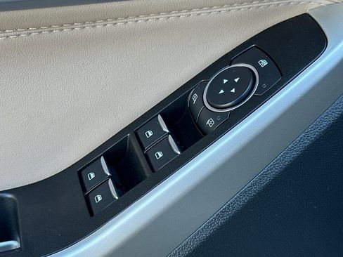 Used 2022 Ford Explorer XLT image 13