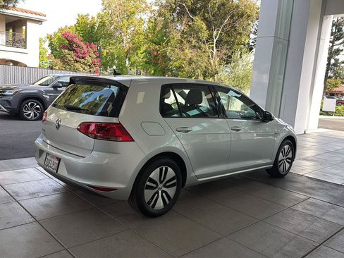 Used 2016 Volkswagen e-Golf SE w/ DC Fast Charging Package FWD image 5