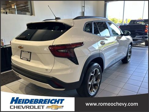 Used 2024 Chevrolet Trax LT w/ Driver Confidence Package FWD image 4