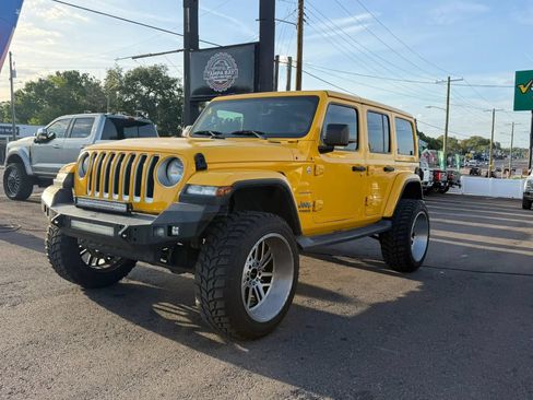 Used 2019 Jeep Wrangler Unlimited Sahara AWD/4WD image 4