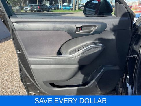 Used 2023 Toyota Highlander L FWD image 12