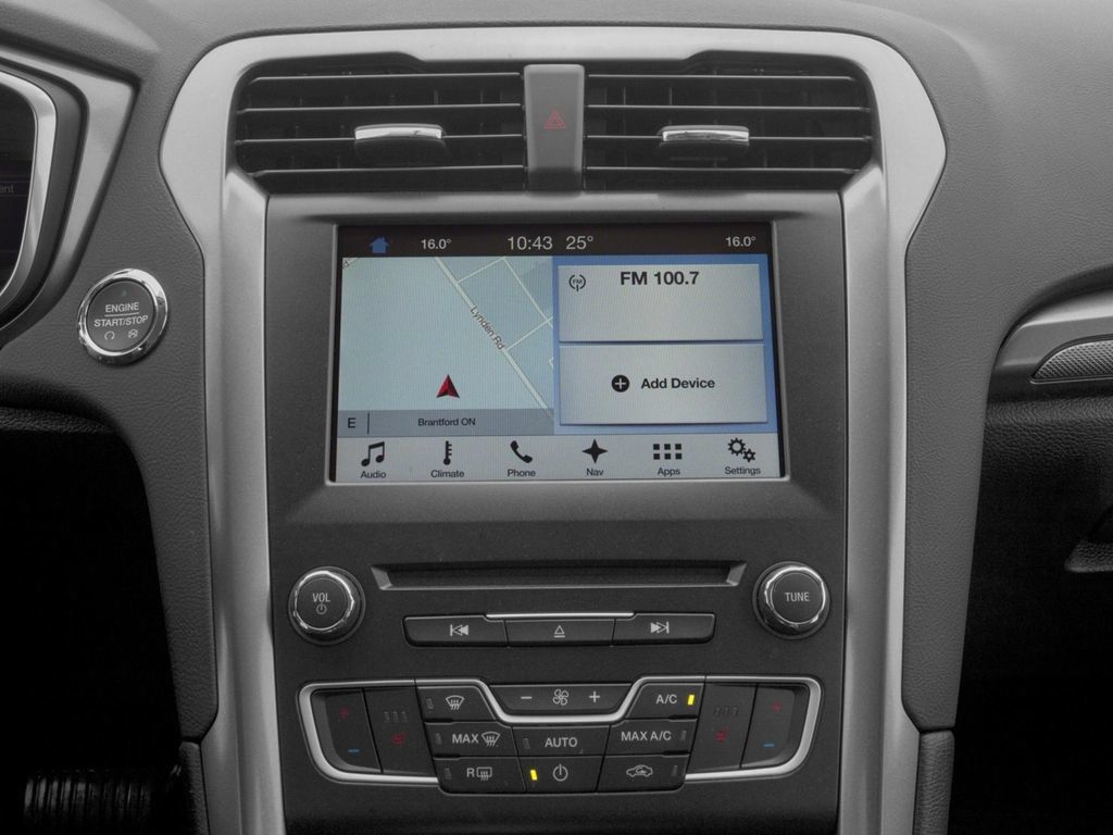 Used 2018 Ford Fusion SE w/ Fusion SE Technology Package FWD image 11
