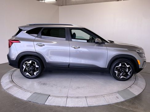 Certified 2025 Kia Seltos EX w/ EX Sunroof Package FWD image 6