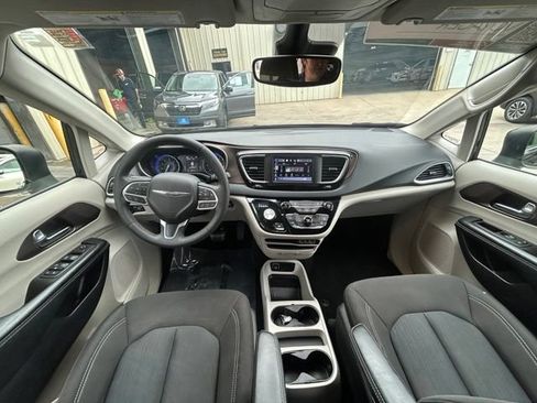Used 2023 Chrysler Voyager LX FWD image 15