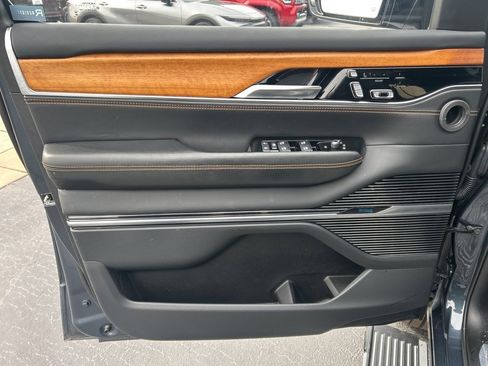 Used 2024 Jeep Grand Wagoneer Series III image 3