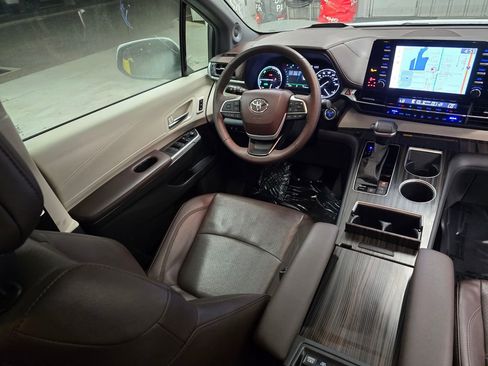Used 2024 Toyota Sienna Platinum FWD image 41