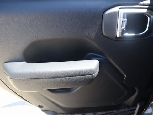 New 2025 Jeep Gladiator Sport image 15