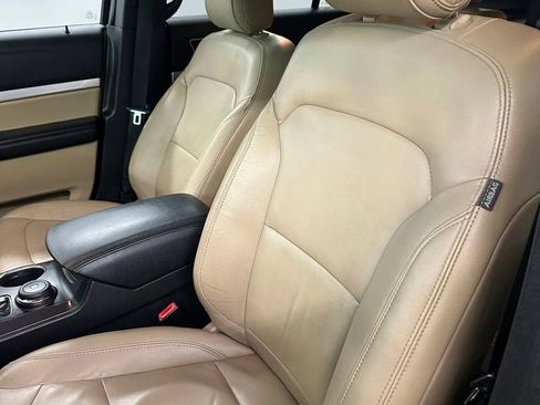 Used 2016 Ford Explorer XLT w/ Equipment Group 202A image 13