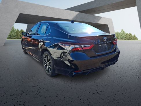 Used 2022 Toyota Camry SE image 3
