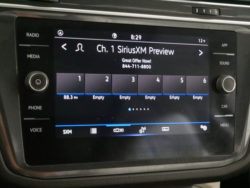 Used 2023 Volkswagen Tiguan SE w/ Panoramic Sunroof Package image 22