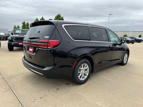 New 2027 Chrysler Pacifica Select FWD image 7