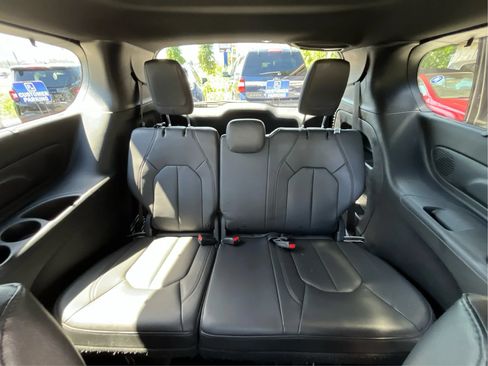 Used 2020 Chrysler Pacifica Touring-L FWD image 36