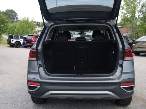 Used 2024 Volkswagen Taos SE image 2