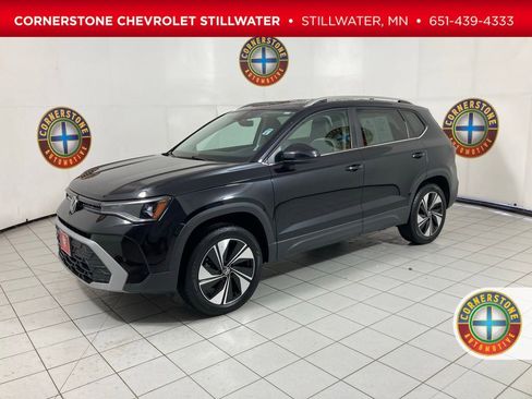 Used 2025 Volkswagen Taos SE AWD/4WD image 1