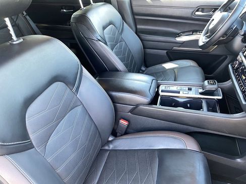 Certified 2024 Nissan Pathfinder Platinum FWD image 11