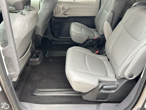Certified 2024 Toyota Sienna XLE FWD image 17