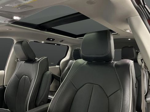 Used 2022 Chrysler Pacifica Limited w/ Uconnect Theater Family Group image 7