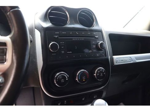 Used 2016 Jeep Compass Latitude image 19