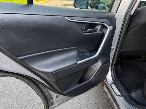 Used 2021 Toyota RAV4 LE AWD/4WD image 16