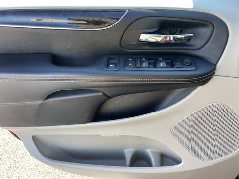 Used 2013 Chrysler Town & Country Touring image 16