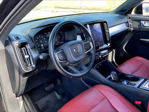 Used 2020 Volvo XC40 T5 Momentum image 17